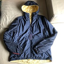 Prada 連帽外套 顯瘦！顯腿長！保暖連帽收腰！經典三角標立體口袋尼龍拉鍊帶帽收腰外套 歷史價格詳細信息