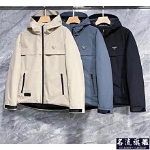 Prada 秋冬男士胸前小標字母休閒連帽外套 防風外套 夾克，胸前經典品牌logo字樣，夾層薄棉設計，精品細節無可挑剔、休閒百搭！ 歷史價格詳細信息
