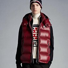 【PRADA】經典Saffiano 三角LOGO 雙口袋穿釦束口 尼龍後背包 ~~ 特價出清 ~~ 歷史價格詳細信息