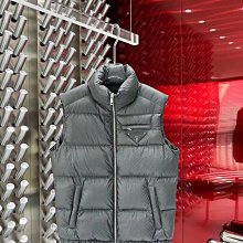 【PRADA】經典Saffiano 三角LOGO 雙口袋穿釦束口 尼龍後背包 ~~ 特價出清 ~~ 歷史價格詳細信息