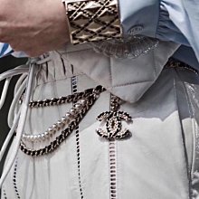 熱銷新款 黑皮珍珠 胸針 胸花 重工別針明星大牌同款首飾潮品妖精 歷史價格詳細信息