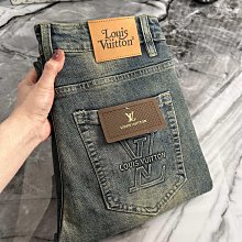 路易威登  2024春夏最新款時尚圓領短袖T恤，絲光棉面料，上身涼爽，貼膚舒適，吸汗透氣，耐看又好穿，logo徽章定位印花，，型男 NO28377 歷史價格詳細信息