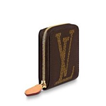 LV*卡夾 翻蓋飾有路易威登銘紋按扣，下設風琴隔層和卡片夾層。精致時尚，成就贈禮佳選。 歷史價格詳細信息