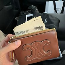 CELINE 新款TRIOMPHE 帆布凱旋門LOGO金釦對折短夾 (米棕色) 歷史價格詳細信息