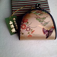 日本西陣織口金包~黑底白櫻 高級銘織~零錢包((金色雙珠扣式黑底小物包 浮凸櫻花造型))手拿包鑰匙包印鑑印章包口紅隨身包 歷史價格詳細信息