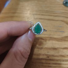 天然祖母綠，無浸油處理、無加熱，純銀大戒指，鑲嵌多顆小祖母綠蛋面、鋯石水鑽，戒圈內圍直徑1.67公分，男女皆適合 歷史價格詳細信息