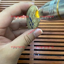 翡翠原石開窗的滿色小色料，果綠色、微棉，有種水，重量10克，石頭小、也有小裂紋，介意勿拍。 舊藏 古玩 翡翠 二手【快樂真棒】-5703 歷史價格詳細信息