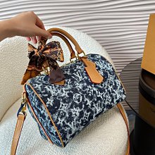 外貿新品Fendi Vintage絲絨法棍包 米蘭時裝周街拍中 單肩包斜挎包 明星日常出街也會背 『魅足時尚』 歷史價格詳細信息