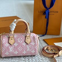 Leann代購~高顏值壓花手提包波士頓包2024新款單肩斜挎包枕頭包慵懶風簡約洋氣女包20*14cm配盒 歷史價格詳細信息