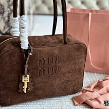 MIUMIU 2024新款復古腋下包單肩手提包通勤大容量購物袋時尚簡約托特女包 35*34cm 配掛件 配盒精品代購 歷史價格詳細信息