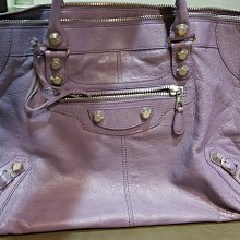 巴黎世家⋯  Balenciaga  真品 全真皮 塗鴉包 鏈條包， 可側背 斜背包。 耐用的小牛皮材質、翻蓋包。 95新，狀況很不錯 歷史價格詳細信息