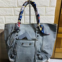 balenciaga  真品 巴黎世家 ，手提可以肩背方款造型機車包 ， 紅色真皮，外觀狀況還不錯，整體八成新。 邊角使用痕跡。 商品反映在價格，便宜出售 歷史價格詳細信息