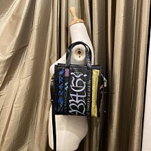 Balenciaga 黑布標Mini帆布斜背吊掛包(656060-黑) 廠商直送 歷史價格詳細信息