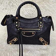 巴黎世家⋯  Balenciaga  真品 全真皮 塗鴉包 鏈條包， 可側背 斜背包。 耐用的小牛皮材質、翻蓋包。 95新，狀況很不錯 歷史價格詳細信息