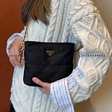 新款熱銷 Prada 23新品連帽雙層棉服外套 假兩件連帽撞色外套 百搭顯瘦三角標外套女 明星大牌同款 歷史價格詳細信息