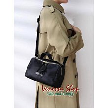 小V私家~ 新款 街頭潮風獅頭 超美百搭 實用高級感 多功能大容量背包 雙肩包 手提包 (P1212) 歷史價格詳細信息
