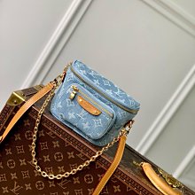 LV*本款 Double 卡夾釋放 Monogram Shadow 皮革的典雅魅力。尺寸：11 x 7 x 1.5 厘米 歷史價格詳細信息