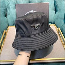 款式：普拉達Prada胸口盾徽羊毛毛衣顏色：圖片色尺碼：S-XXL面料：羊毛：全套無性別區分 男女同款 NO15912 歷史價格詳細信息