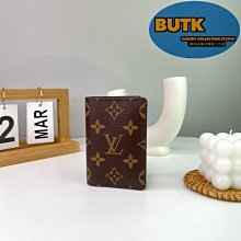 LV*卡夾 翻蓋飾有路易威登銘紋按扣，下設風琴隔層和卡片夾層。精致時尚，成就贈禮佳選。 歷史價格詳細信息