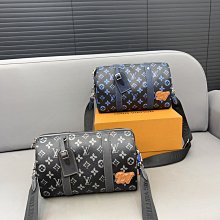 Jisoo代購 L*ouisvuitton DUO二合一 压花邮差包 单肩包 男女通用斜挎包 采用精湛镶嵌细工，经 歷史價格詳細信息