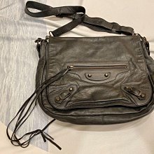 巴黎世家 Balenciaga 鱷皮壓紋 牛皮中性帥氣側背包 尺寸 中 現貨 可面交 歷史價格詳細信息