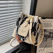 夏天流行爆款女雙肩包2024新款時尚出遊旅行後背包學生迷你小書包 歷史價格詳細信息