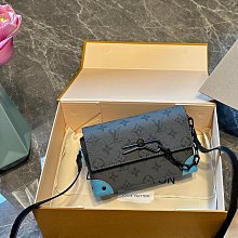 『瑤瑤代購』L家 小方包 最新款 頂級貨 原單大牌 時尚百搭經典腰包丹寧牛仔駱駝包單肩斜挎包42HJ636 歷史價格詳細信息