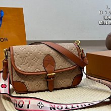 尺寸很大的 清代白底青老翡翠蝶戀花發簪段 工藝精美 陽綠干凈清爽 恢老件 翡翠 收藏 古玩【二手】【祈福閣】-1977 歷史價格詳細信息