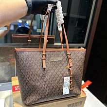 新款上架MK包間充裕可以輕松容納您的隨身物品，隔層設計，讓內部物品井井有條。整體經典大氣而不失運動感，是您出行的上佳之選。32×42明星大牌同款包包 歷史價格詳細信息