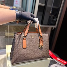 新款上架MK包間充裕可以輕松容納您的隨身物品，隔層設計，讓內部物品井井有條。整體經典大氣而不失運動感，是您出行的上佳之選。32×42明星大牌同款包包 歷史價格詳細信息