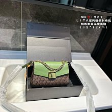 新款上架MK包間充裕可以輕松容納您的隨身物品，隔層設計，讓內部物品井井有條。整體經典大氣而不失運動感，是您出行的上佳之選。32×42明星大牌同款包包 歷史價格詳細信息