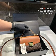 新款上架MK包間充裕可以輕松容納您的隨身物品，隔層設計，讓內部物品井井有條。整體經典大氣而不失運動感，是您出行的上佳之選。32×42明星大牌同款包包 歷史價格詳細信息