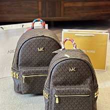 新款上架MK包間充裕可以輕松容納您的隨身物品，隔層設計，讓內部物品井井有條。整體經典大氣而不失運動感，是您出行的上佳之選。32×42明星大牌同款包包 歷史價格詳細信息