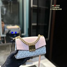 新款上架MK包間充裕可以輕松容納您的隨身物品，隔層設計，讓內部物品井井有條。整體經典大氣而不失運動感，是您出行的上佳之選。32×42明星大牌同款包包 歷史價格詳細信息