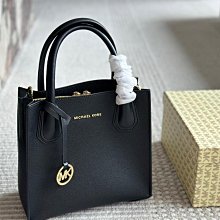 新款上架MK包包輕松演繹復古時髦包型挺闊，簡約而不簡單不需要過多的裝飾，日常搭配西裝和T恤，就能將高級感體現的淋漓盡致！尺寸24.20明星大牌同款包包 歷史價格詳細信息