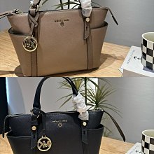 新款上架MK包間充裕可以輕松容納您的隨身物品，隔層設計，讓內部物品井井有條。整體經典大氣而不失運動感，是您出行的上佳之選。32×42明星大牌同款包包 歷史價格詳細信息