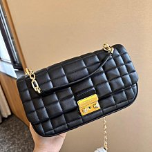 新款上架MK包間充裕可以輕松容納您的隨身物品，隔層設計，讓內部物品井井有條。整體經典大氣而不失運動感，是您出行的上佳之選。32×42明星大牌同款包包 歷史價格詳細信息