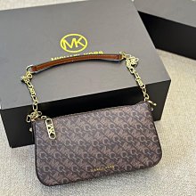 新款上架MK包間充裕可以輕松容納您的隨身物品，隔層設計，讓內部物品井井有條。整體經典大氣而不失運動感，是您出行的上佳之選。32×42明星大牌同款包包 歷史價格詳細信息