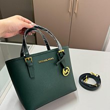 新款上架MK包間充裕可以輕松容納您的隨身物品，隔層設計，讓內部物品井井有條。整體經典大氣而不失運動感，是您出行的上佳之選。32×42明星大牌同款包包 歷史價格詳細信息