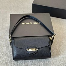 新款上架MK包包輕松演繹復古時髦包型挺闊，簡約而不簡單不需要過多的裝飾，日常搭配西裝和T恤，就能將高級感體現的淋漓盡致！尺寸24.20明星大牌同款包包 歷史價格詳細信息