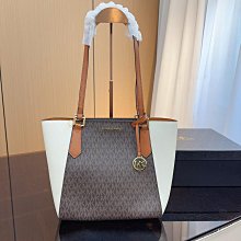 新款上架MK包間充裕可以輕松容納您的隨身物品，隔層設計，讓內部物品井井有條。整體經典大氣而不失運動感，是您出行的上佳之選。32×42明星大牌同款包包 歷史價格詳細信息