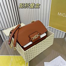 新款上架MK包間充裕可以輕松容納您的隨身物品，隔層設計，讓內部物品井井有條。整體經典大氣而不失運動感，是您出行的上佳之選。32×42明星大牌同款包包 歷史價格詳細信息