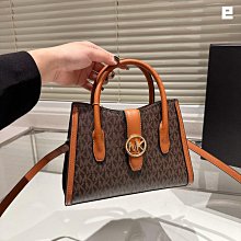 新款上架MK包包輕松演繹復古時髦包型挺闊，簡約而不簡單不需要過多的裝飾，日常搭配西裝和T恤，就能將高級感體現的淋漓盡致！尺寸24.20明星大牌同款包包 歷史價格詳細信息