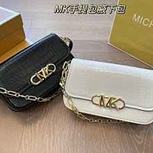 新款上架MK包165折疊盒MK 單肩腋下包MK新品單肩法棍包，硬挺時髦。復古大氣，集潮流與實用為一體。 尺寸23 13明星大牌同款包包 歷史價格詳細信息