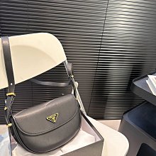 新款上架PRA普倒三角包黑色 尺寸長19x 短12x型號 6601專柜款男士軟皮長短款對折進口牛皮手感無敵簡約大氣男士必備明星大牌同款包包妖 歷史價格詳細信息