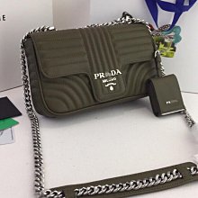 熱銷新款 普 PRA* 三角扣系列平底一字涼拖鞋 明星大牌同款服裝包包 歷史價格詳細信息