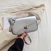 高級感銀色小包包2023新款時尚女士圓筒枕頭包夏季質感寬帶斜揹包 歷史價格詳細信息