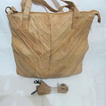 全新設計款斜背布包 歷史價格詳細信息