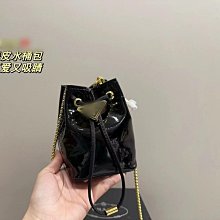 熱銷新款 P 防水尼龍Hobo雲朵包 超輕便簡約腋下包 降落傘布手提包 鏈條包斜背包  長24*高16*寬7cm 明星大牌同款服裝包包 歷史價格詳細信息