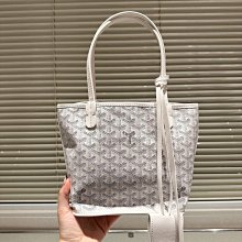 新款上架狗牙包無盒size：35cm戈雅購物袋屬于這個季節的迷你購物袋狗牙灰粉定 實物真的很有質感，灰粉配色絕配！！！明星大牌同款包包 歷史價格詳細信息